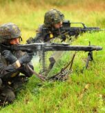 two-bundeswehr-soldiers-fire-their-weapons-2662c6-1024